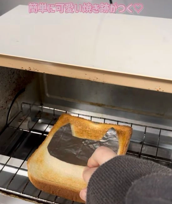 アルミホイルをのせた食パンを焼く様子