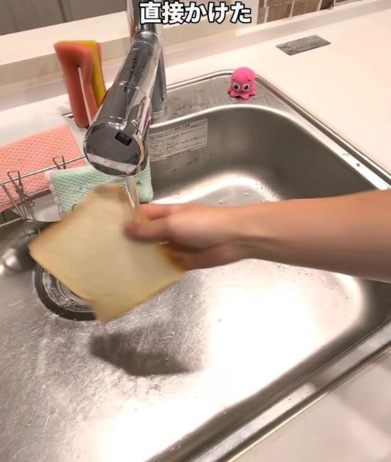 食パンを濡らす様子