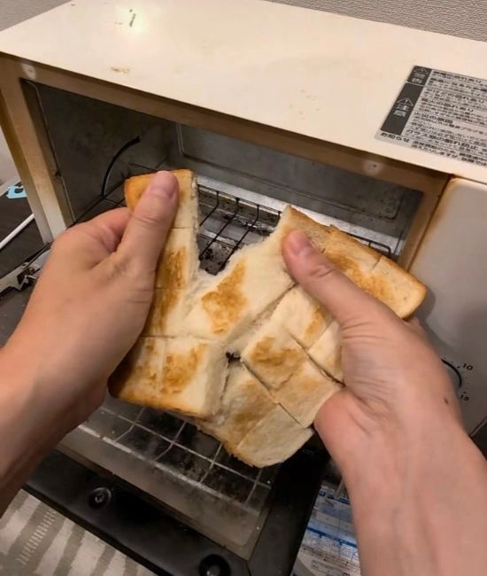 食パンをちぎる様子