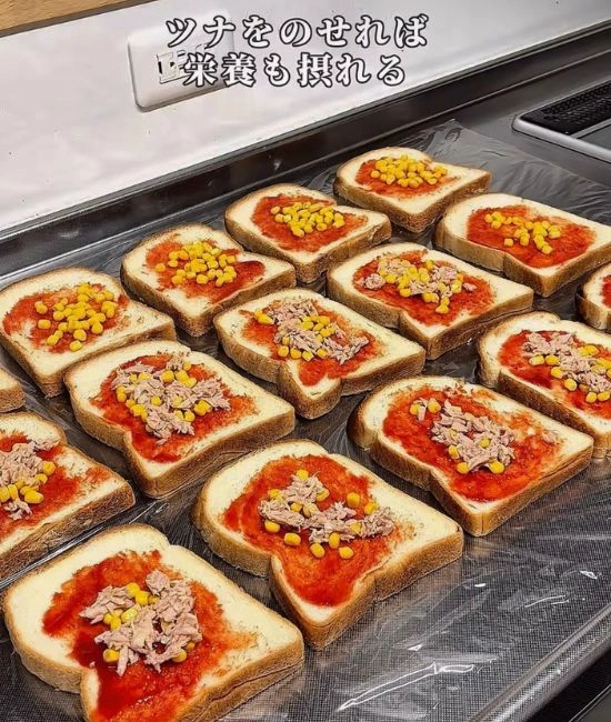 ツナをのせる様子