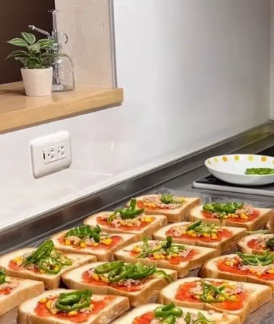 ピーマンをのせる様子