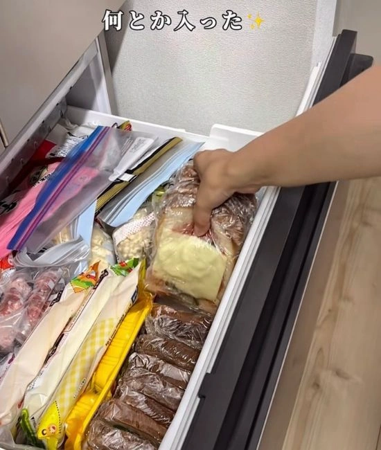 食パンを冷凍する様子