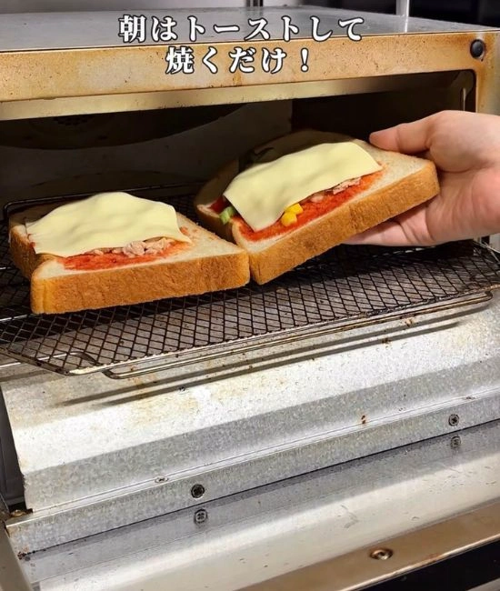 トースターに入れる様子