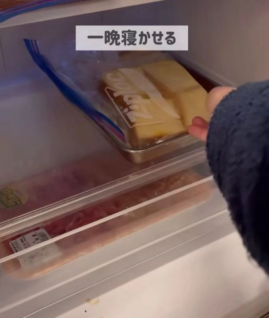 冷蔵庫に入れる様子