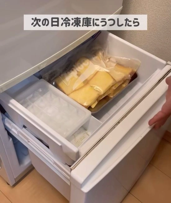 冷凍庫に入れる様子