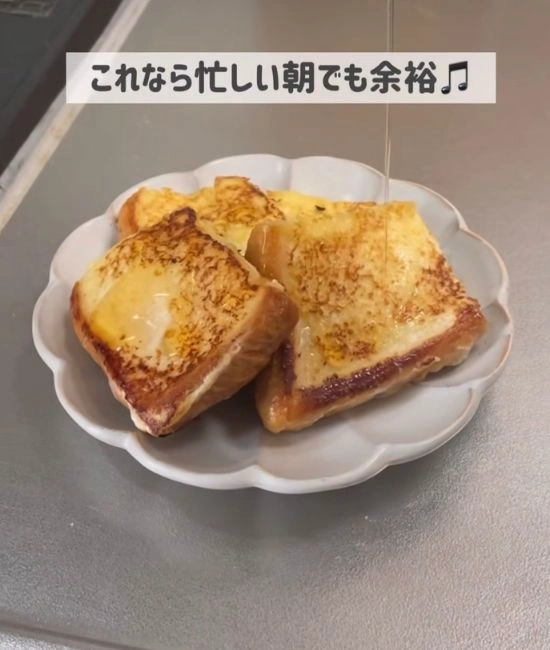 フレンチトーストにハチミツをかける様子