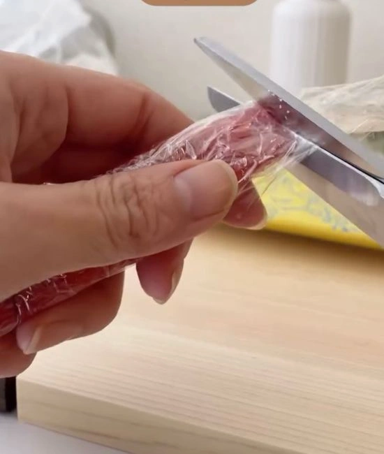 ラップをカットする様子