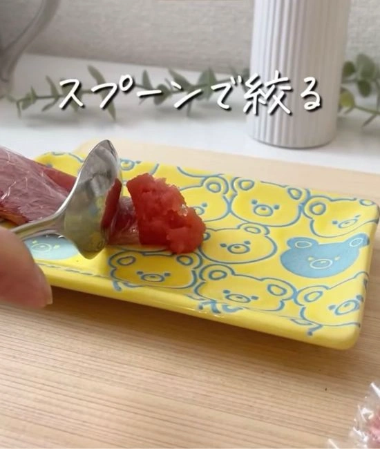 明太子を絞り出す様子