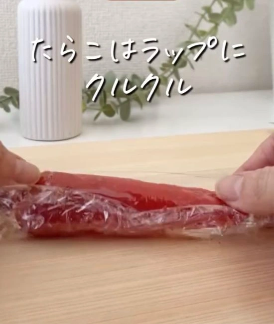 明太子をラップで包む様子