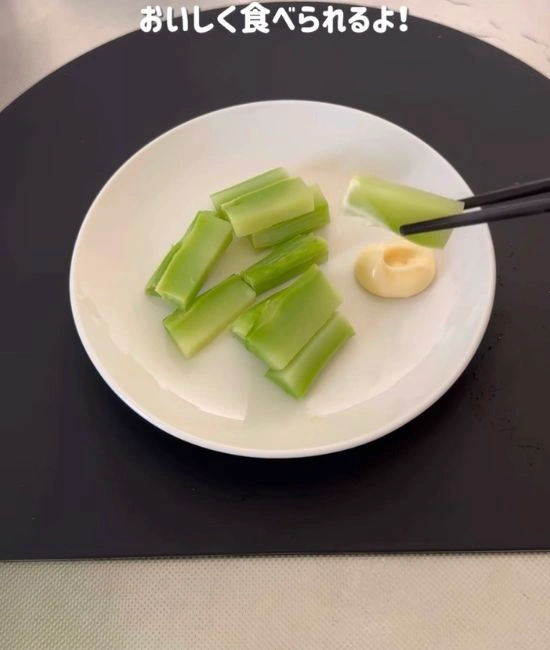 芯をマヨネーズで食べる様子