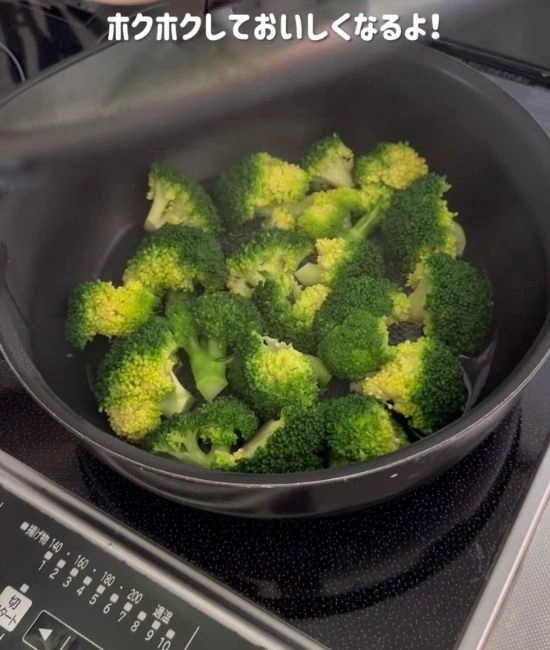 蒸し焼きにする様子