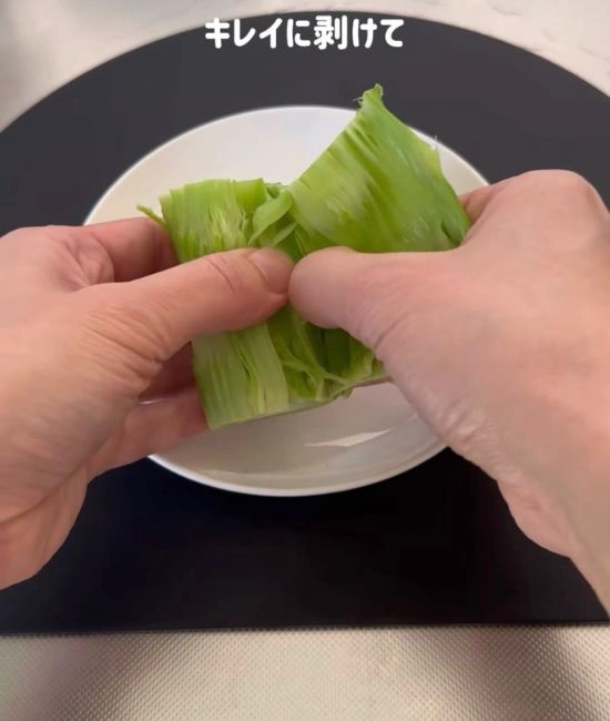 芯の皮を剥く様子