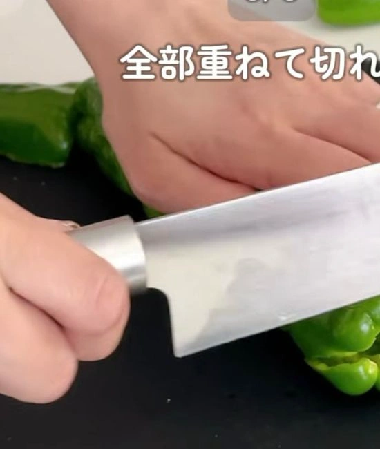 重ねて置いたピーマン