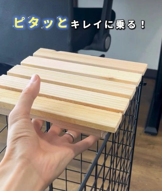 ウッドデッキパネルをのせる様子