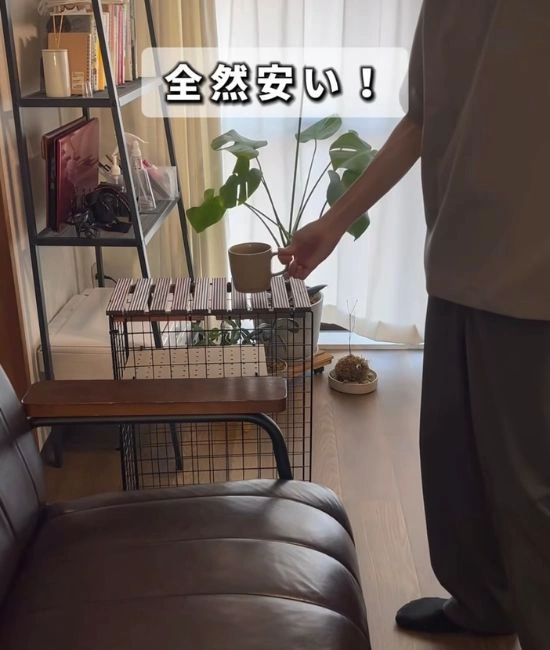 飲み物を置く様子