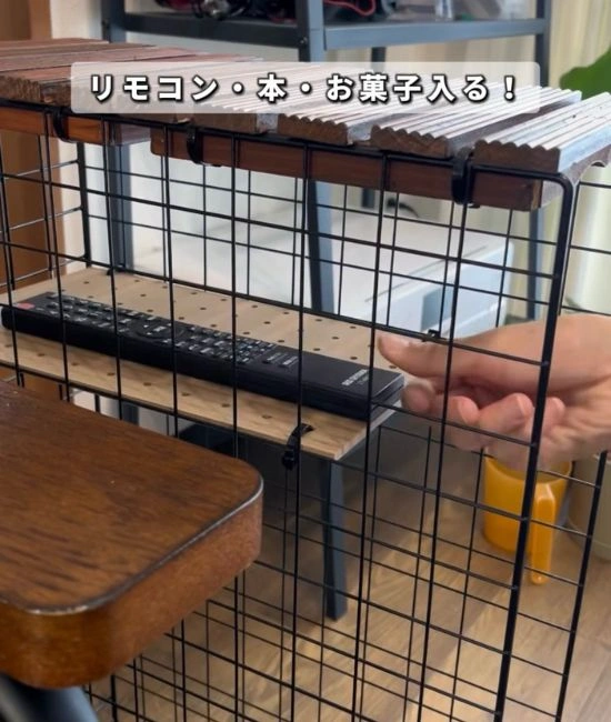 リモコンを置く様子