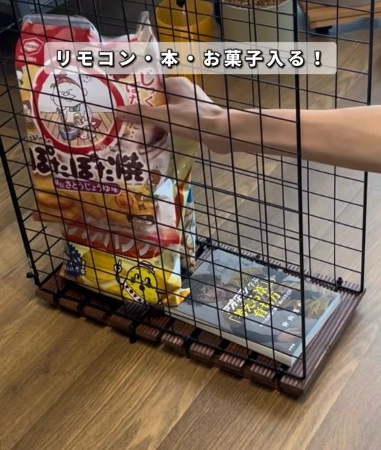 雑誌やお菓子を置く様子