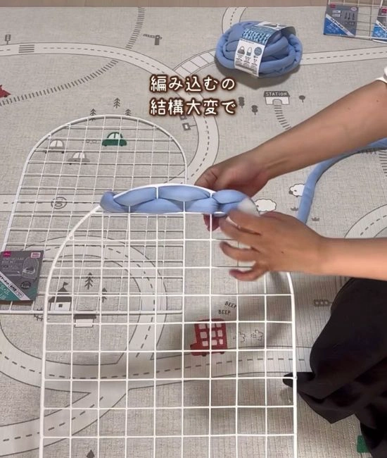 チャンキーヤーンを編み込む様子