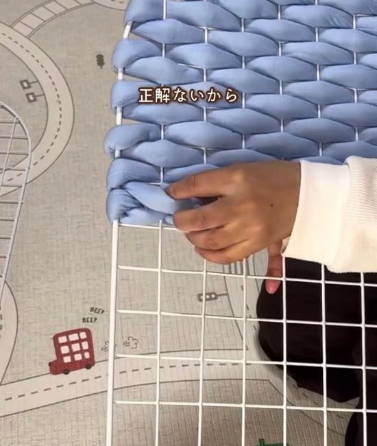 チャンキーヤーンを入れ込む様子