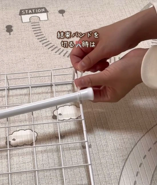 結束バンドで固定する様子