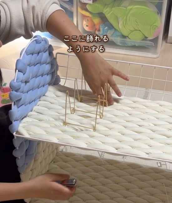 ワイヤーイーゼルをつける様子