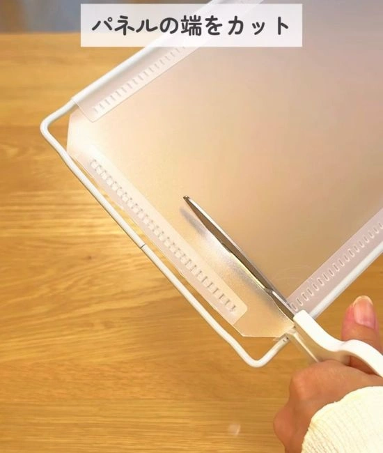 組み立てパネルをカットする様子