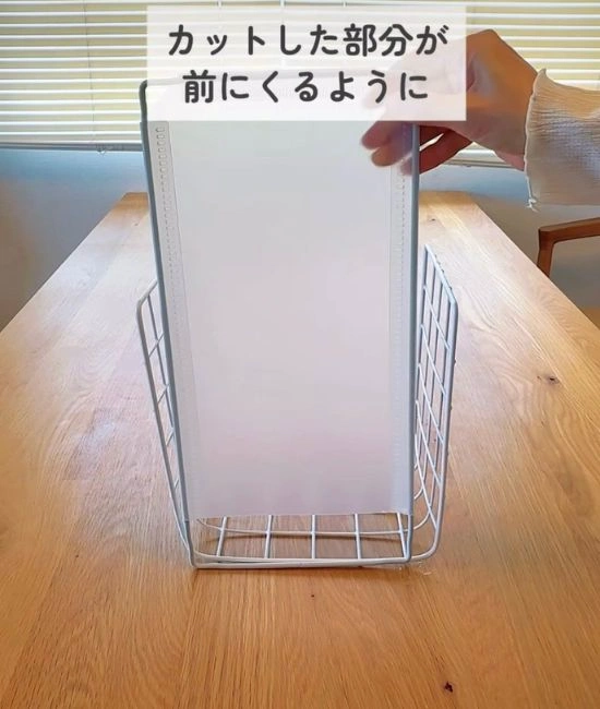 組み立てパネルを立てる様子