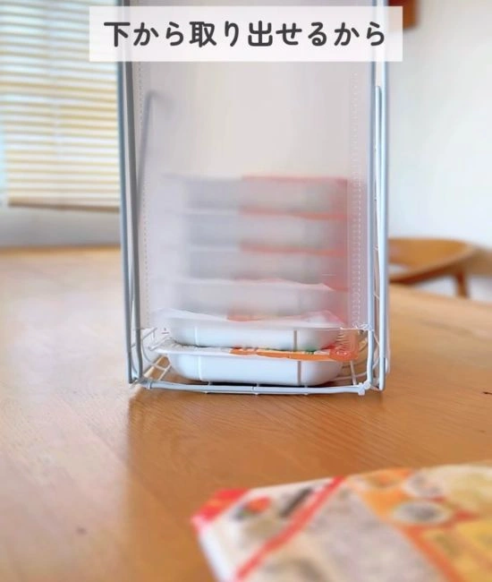 パックご飯を取り出す様子