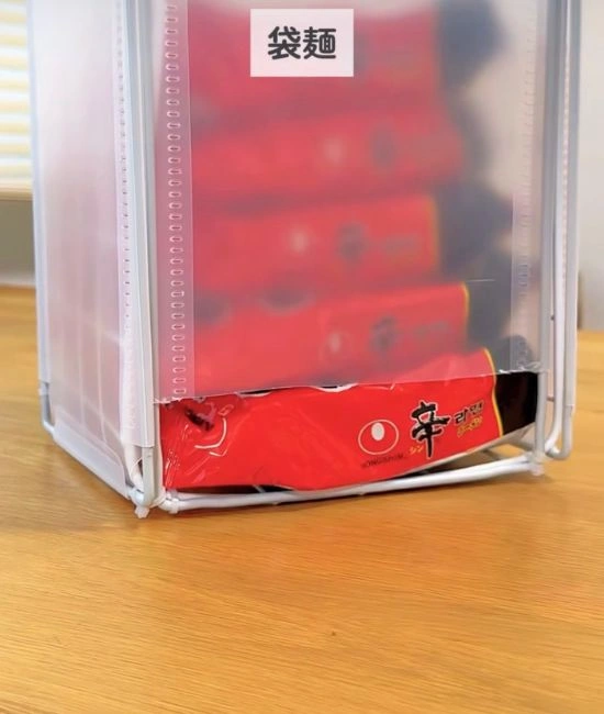 袋麺を収納する様子