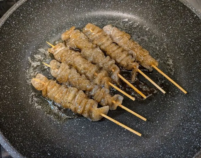 こんにゃくに味つけしている様子（撮影：grapeフード編集部）