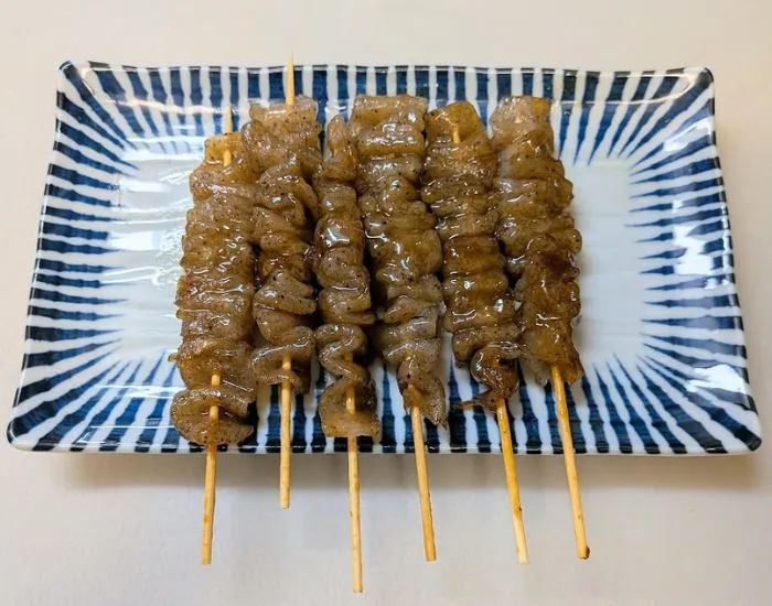 完成した鶏皮風こんにゃく串（撮影：grapeフード編集部）