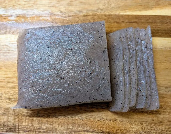 スライスしたこんにゃく（撮影：grapeフード編集部）