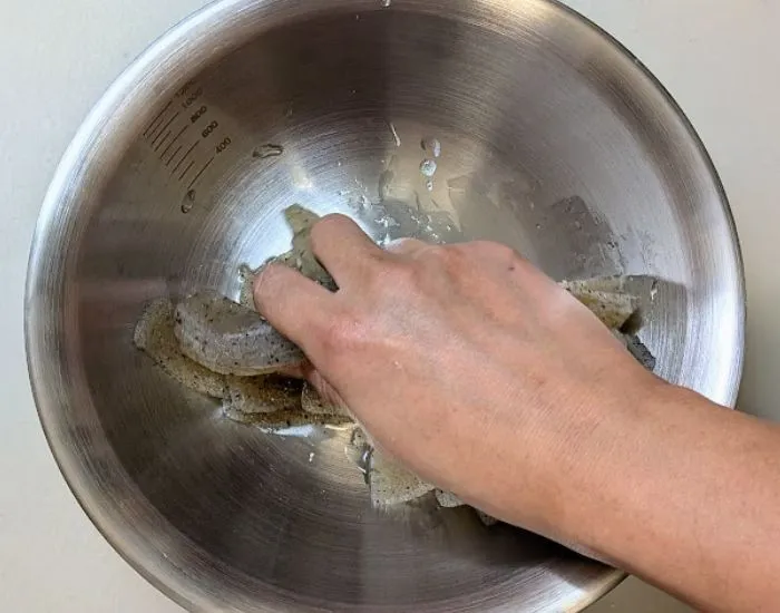 こんにゃくを塩揉みしている様子（撮影：grapeフード編集部）