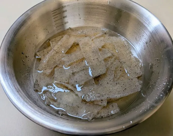 こんにゃくを洗っている様子（撮影：grapeフード編集部）