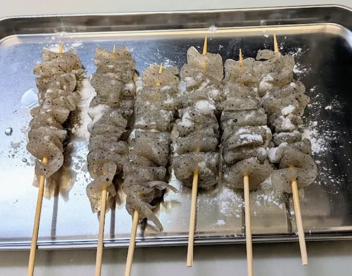 こんにゃくに片栗粉をまぶす様子（撮影：grapeフード編集部）