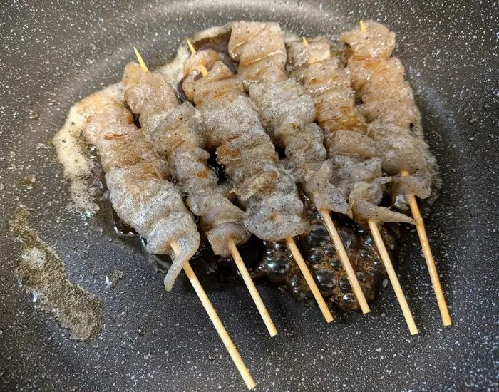 こんにゃくを焼いている様子（撮影：grapeフード編集部）