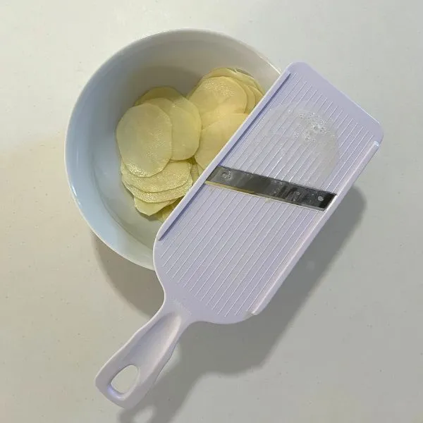 スライサーと薄く切ったジャガイモ（撮影：grapeフード編集部）