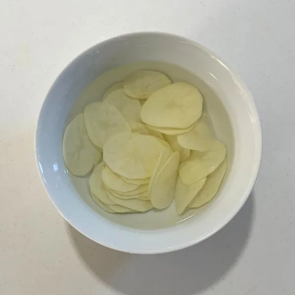 ジャガイモを水にさらしている様子（撮影：grapeフード編集部）