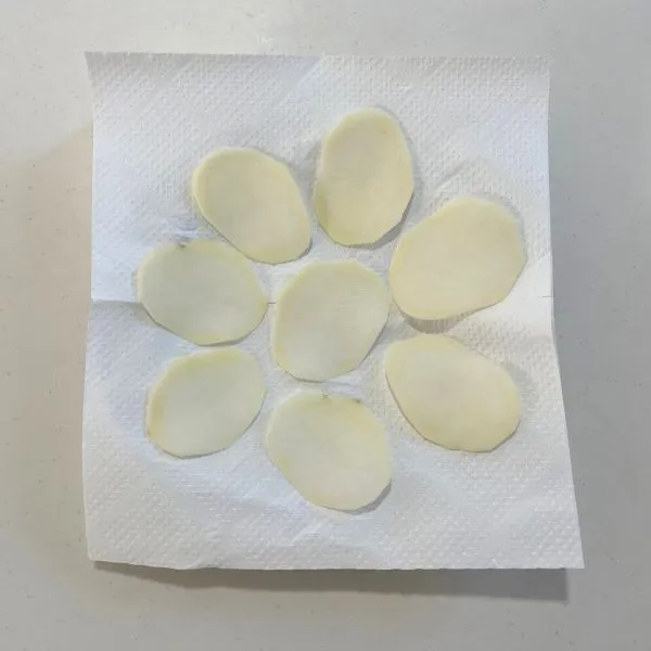 ジャガイモの水気を拭いている様子（撮影：grapeフード編集部）