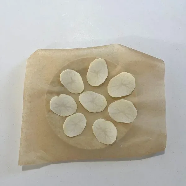 ジャガイモを皿の上に並べた様子（撮影：grapeフード編集部）