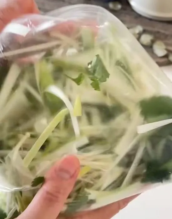 カットした野菜を混ぜている様子