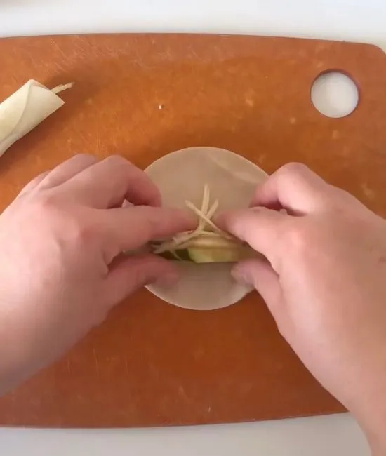 餃子の皮にショウガものせた写真