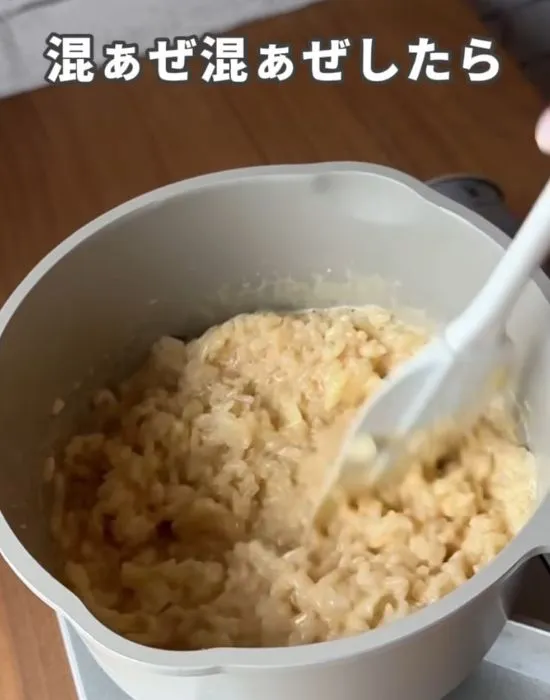 リゾットを混ぜている様子