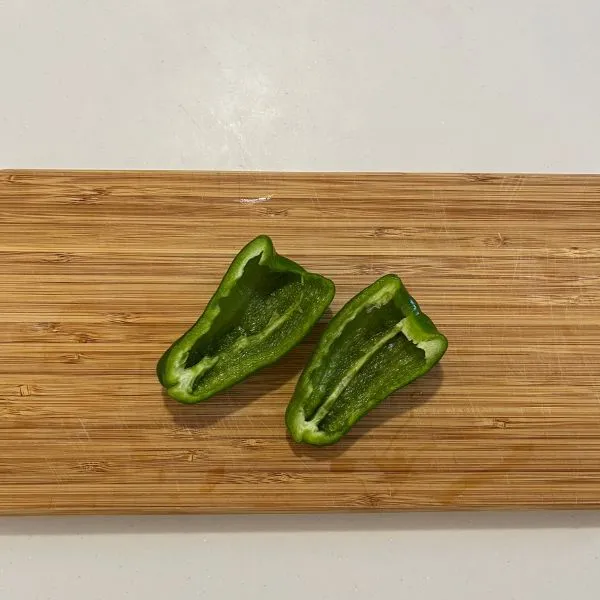 切って種とワタを取ったピーマンの写真（撮影：grape編集部）