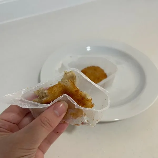 冷凍コロッケを押しつぶす写真（撮影：grape編集部）