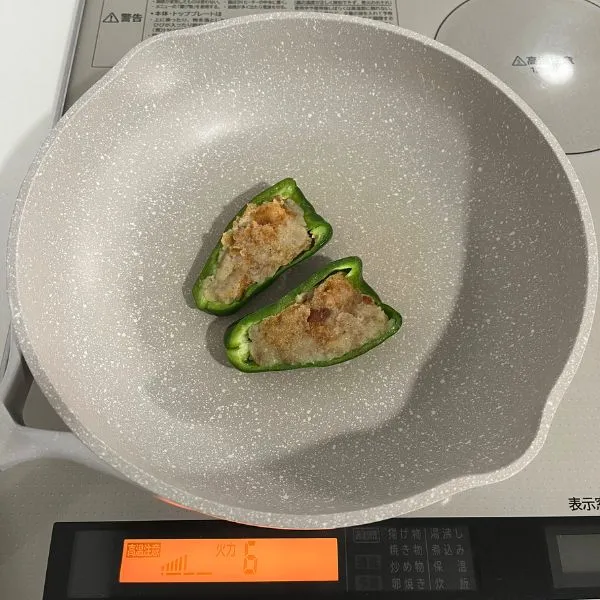 コロッケ詰めピーマンをフライパンで加熱する写真（撮影：grape編集部）