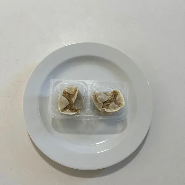 皿の上の冷凍シュウマイの写真（撮影：grape編集部）