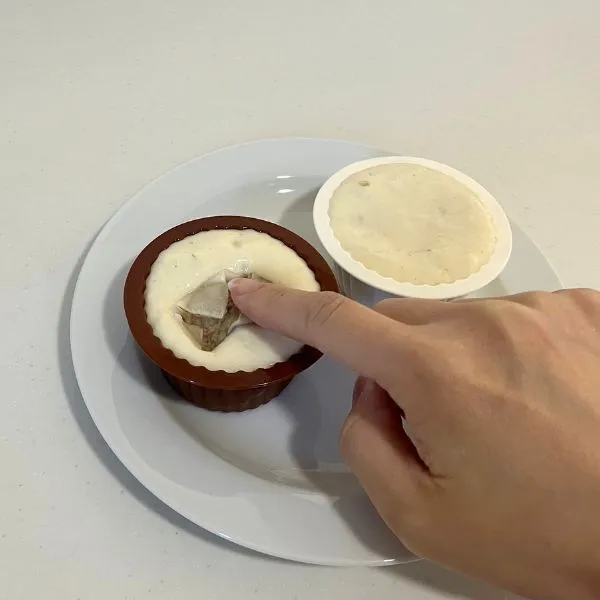 生地にシュウマイを押し込む写真（撮影：grape編集部）