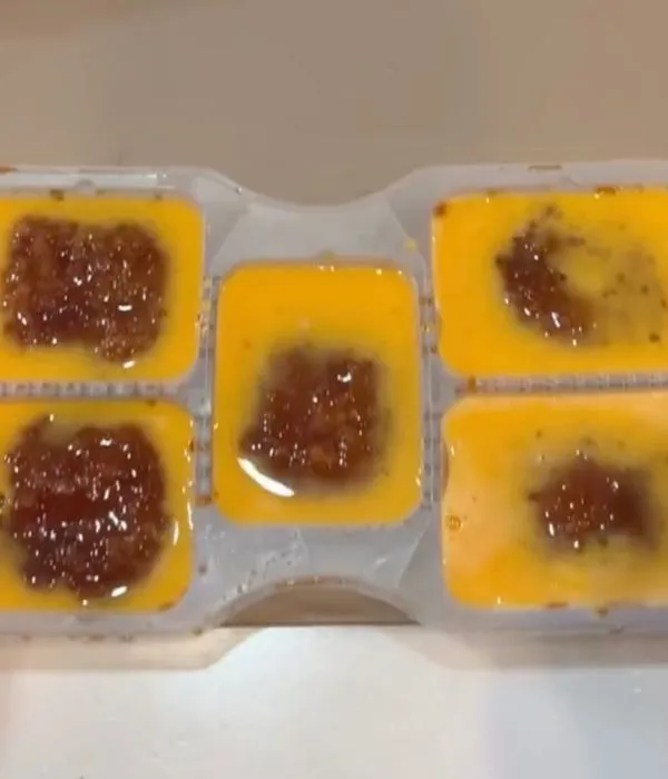 ソースとんかつに溶き卵を注いでいる様子