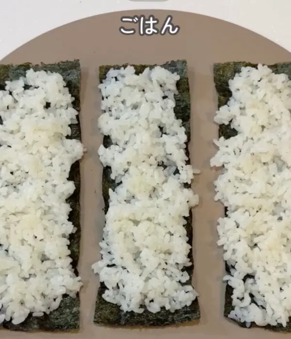 海苔の上にご飯をのせている様子